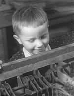 Horst Zuse patrzy na pamięć komputera Z4