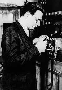 Konrad Zuse przy pracy nad komputerem Z4 (1942)